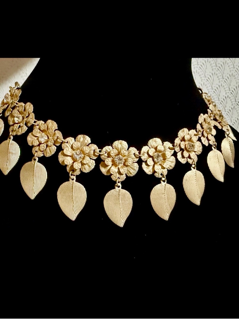 Vintage Detailed Gold Floral Leaf Collar Necklace - Stunning